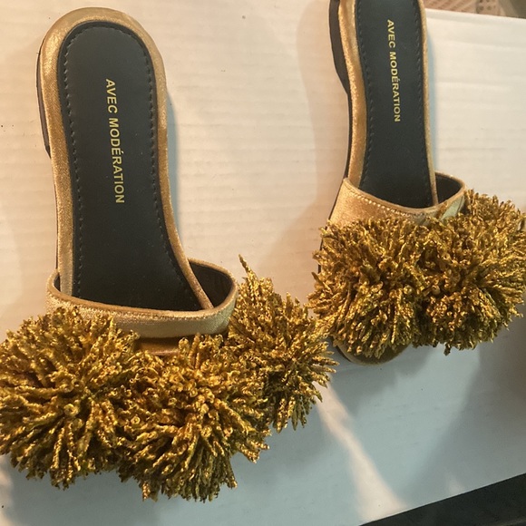 Avec Moderation gold slip on sandals in size 36 - Picture 2 of 3